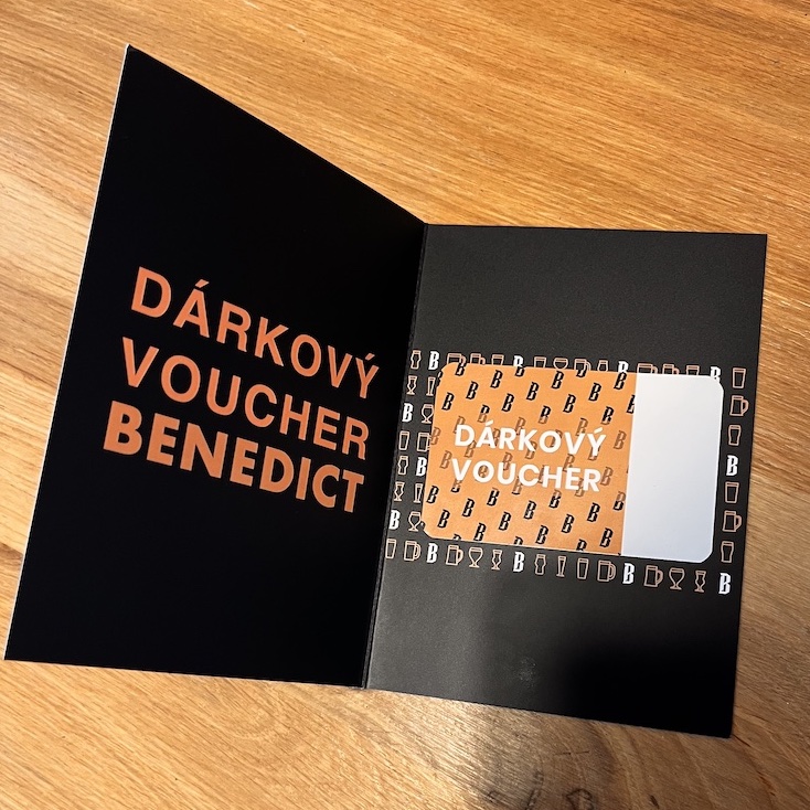 Rozevřený dárkový voucher Benedict s kartičkou v obálce.